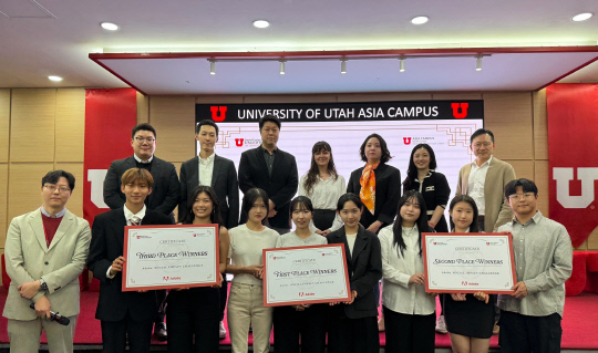 제3회 어도비 소셜 임팩트 챌린지 대회에서 수상한 학생들이 심사위원단과 기념 촬영을 하고 있다.(유타대학교 아시아캠퍼스 제공)